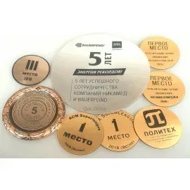 Современный металлизированный пластик с гравировкой в медаль, эмблемоноситель, тарелки в интернет-магазине kubki-olimp.ru и cup-olimp.ru Фото 0